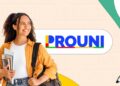 Estudante com mochila e cadernos ao lado do logotipo do Prouni