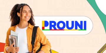 Estudante com mochila e cadernos ao lado do logotipo do Prouni