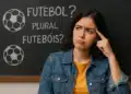 Jovem mulher faz expressão confusa em frente a quadro negro com pergunta sobre plural de futebol e desenhos de bolas