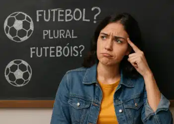 Jovem mulher faz expressão confusa em frente a quadro negro com pergunta sobre plural de futebol e desenhos de bolas