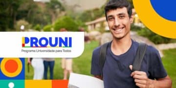 Estudante sorridente com mochila e caderno ao lado do logotipo do Prouni, Programa Universidade para Todos