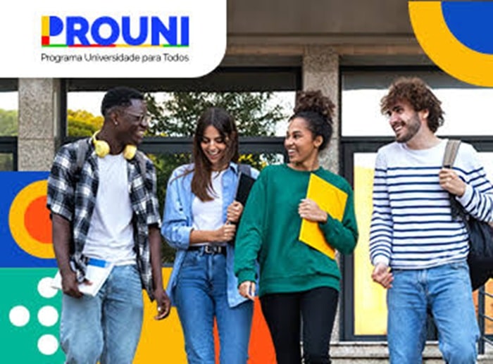 Quatro estudantes sorrindo lado a lado com o logotipo do Prouni, Programa Universidade para Todos