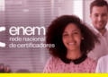 Arte de divulgação da Rede Nacional de Certificadores do Enem, com a marca da rede ao lado de profissionais em ambiente de trabalho.