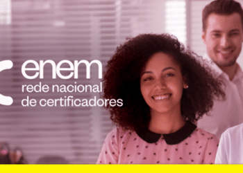 Arte de divulgação da Rede Nacional de Certificadores do Enem, com a marca da rede ao lado de profissionais em ambiente de trabalho.