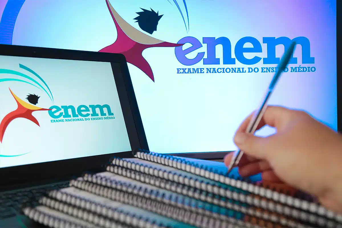 Plataformas gratuitas do MEC auxiliam estudantes na preparação para o Enem 2026 Estudante se preparando para o Enem 2026 com notebook, cadernos e conteúdos digitais de estudo.