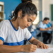 Pronatec anuncia mais de 2 mil vagas gratuitas em cursos de qualificação; serão oferecidos em 23 estados 10 Jovem estudante preenchendo inscrição para curso de qualificação profissional do Pronatec em ambiente escolar.