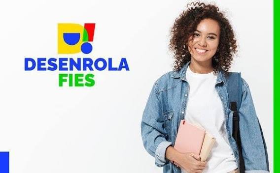Datas e prazo de adesão ao Desenrola Fies Arte com a marca do Desenrola Fies ao lado de estudante segurando livros, em referência ao calendário de adesão à renegociação do financiamento estudantil
