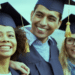 Imagem ilustrativa de grupo de formandos sorridentes com beca e capelo em uma cerimônia de formatura, representando os estudantes que farão o Enade 2026