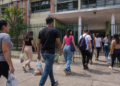 Participantes chegam a escola pública para realizar as provas do Encceja.