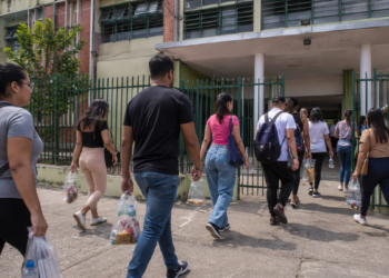Participantes chegam a escola pública para realizar as provas do Encceja.