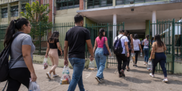 Participantes chegam a escola pública para realizar as provas do Encceja.