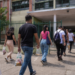 Participantes chegam a escola pública para realizar as provas do Encceja.