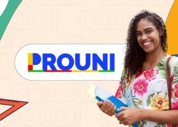 Arte com a marca do Prouni ao lado de estudante sorridente segurando cadernos, em referência à nova etapa aberta para quem não foi selecionado nas chamadas anteriores