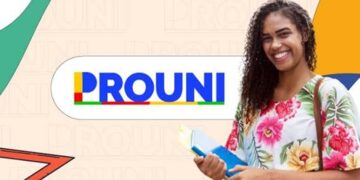 Arte com a marca do Prouni ao lado de estudante sorridente segurando cadernos, em referência à nova etapa aberta para quem não foi selecionado nas chamadas anteriores
