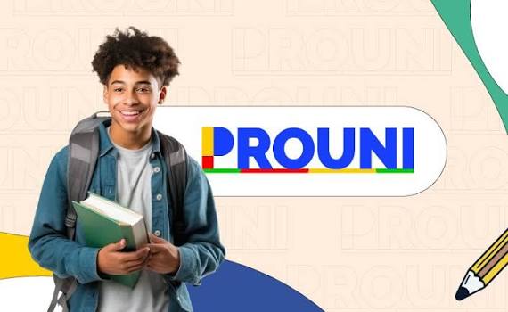 Quais os critérios de renda para as bolsas do Prouni em 2026? Arte com a marca do Prouni ao lado de estudante com mochila e livros nas mãos, em referência aos critérios de renda exigidos para concorrer às bolsas do programa