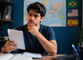 Jovem analisando opções de idiomas para estudar e ampliar oportunidades profissionais.