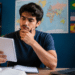 Jovem analisando opções de idiomas para estudar e ampliar oportunidades profissionais.
