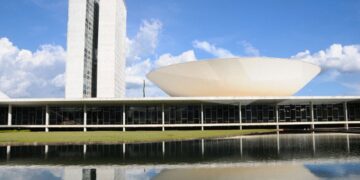 Congresso Nacional refletido no espelho d'água, em imagem ligada à aprovação de mudança nas regras de seleção do Programa Universidade para Todos.