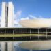 Prouni: Câmara aprova prioridade em caso de empate na pré-seleção para estudantes afastados do convívio familiar 11 Congresso Nacional refletido no espelho d'água, em imagem ligada à aprovação de mudança nas regras de seleção do Programa Universidade para Todos.