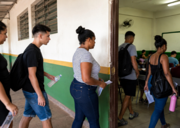 Estudantes entrando em sala de aula para realizar a prova do Encceja 2026 em escola pública.