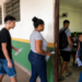 Estudantes entrando em sala de aula para realizar a prova do Encceja 2026 em escola pública.