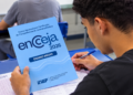 Jovem realiza prova do Encceja 2026 em sala de aula durante aplicação do exame.