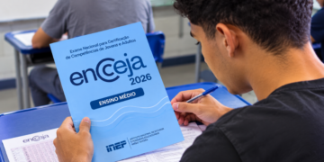 Jovem realiza prova do Encceja 2026 em sala de aula durante aplicação do exame.