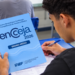 Encceja 2026: Inep define datas da reaplicação para ensino fundamental e médio 10 Jovem realiza prova do Encceja 2026 em sala de aula durante aplicação do exame.
