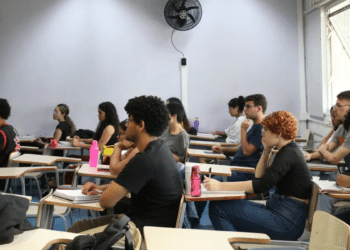 Estudantes em sala de aula acompanham atividades acadêmicas relacionadas ao ensino superior e ao Fies 2026.