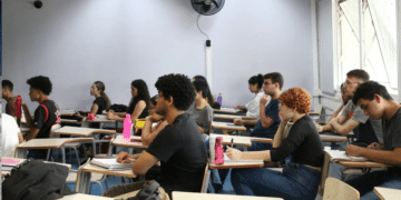 Estudantes em sala de aula acompanham atividades acadêmicas relacionadas ao ensino superior e ao Fies 2026.