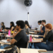 Estudantes em sala de aula acompanham atividades acadêmicas relacionadas ao ensino superior e ao Fies 2026.