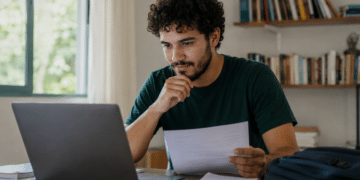 Estudante consulta resultado do recurso de atendimento especializado do Enade em um notebook.