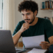 Estudante consulta resultado do recurso de atendimento especializado do Enade em um notebook.