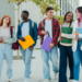 Prouni 2026: estudantes classificados na lista de espera têm até hoje (14) para comprovar informações 11 Grupo diverso de estudantes universitários caminhando juntos no campus moderno.