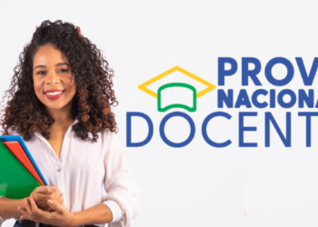 Vai fazer a PND 2026? MEC recomenda consultar o local de prova com antecedência 4 Jovem segurando pastas ao lado da Prova Nacional Docente.