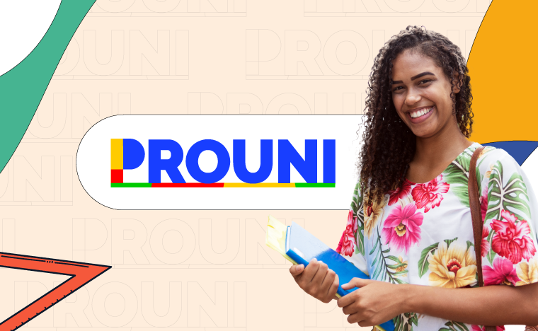 Prouni. Jovem estudante sorrindo com apostilas ao lado da logo do Prouni 2026.