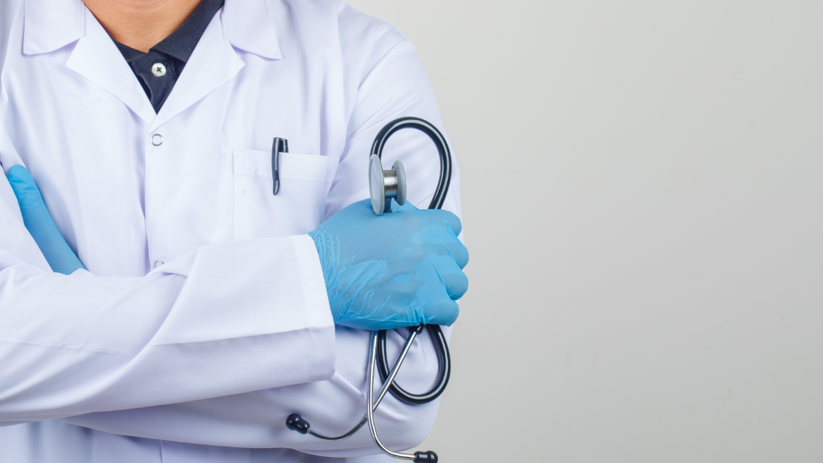 Revalidação diploma estrangeiro de Medicina. Profissional de saúde com jaleco e estetoscópio em ambiente clínico.