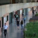 Brasil amplia rede de ensino superior com a criação de três novas universidades federais; conheça as instituições 11 Pessoas caminhando por corredor de universidade.