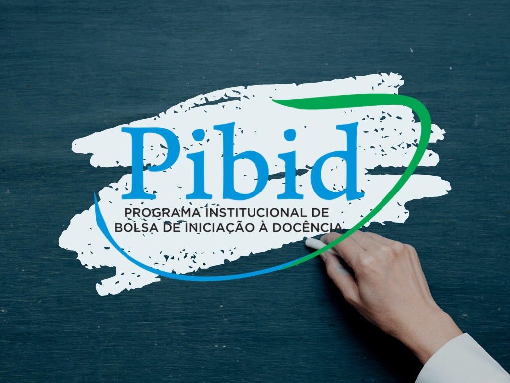 Projetos institucionais do Pibid Imagem ilustrativa: arte com a marca do Pibid sobre quadro-negro e mão escrevendo com giz