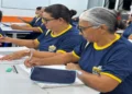 Estudantes da Educação de Jovens e Adultos participam de aula para conclusão dos estudos.