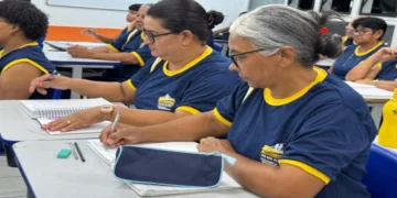 Estudantes da Educação de Jovens e Adultos participam de aula para conclusão dos estudos.