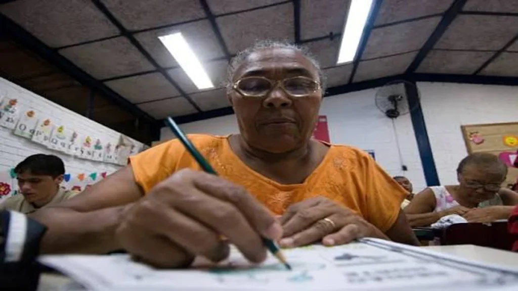 CadEJA: plataforma do MEC ajuda jovens e adultos a voltarem para a escola; veja como funciona 1 Estudante da Educação de Jovens e Adultos participa de atividade escolar para retomada dos estudos.