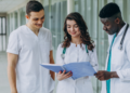 Estudantes de medicina analisam documentos em hospital durante preparação para o Enamed 2026.