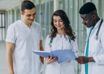 Enamed 2026: estudantes de medicina já podem consultar manual divulgado pelo Inep com orientações do exame 4 Estudantes de medicina analisam documentos em hospital durante preparação para o Enamed 2026.