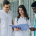 Enamed 2026: estudantes de medicina já podem consultar manual divulgado pelo Inep com orientações do exame 10 Estudantes de medicina analisam documentos em hospital durante preparação para o Enamed 2026.