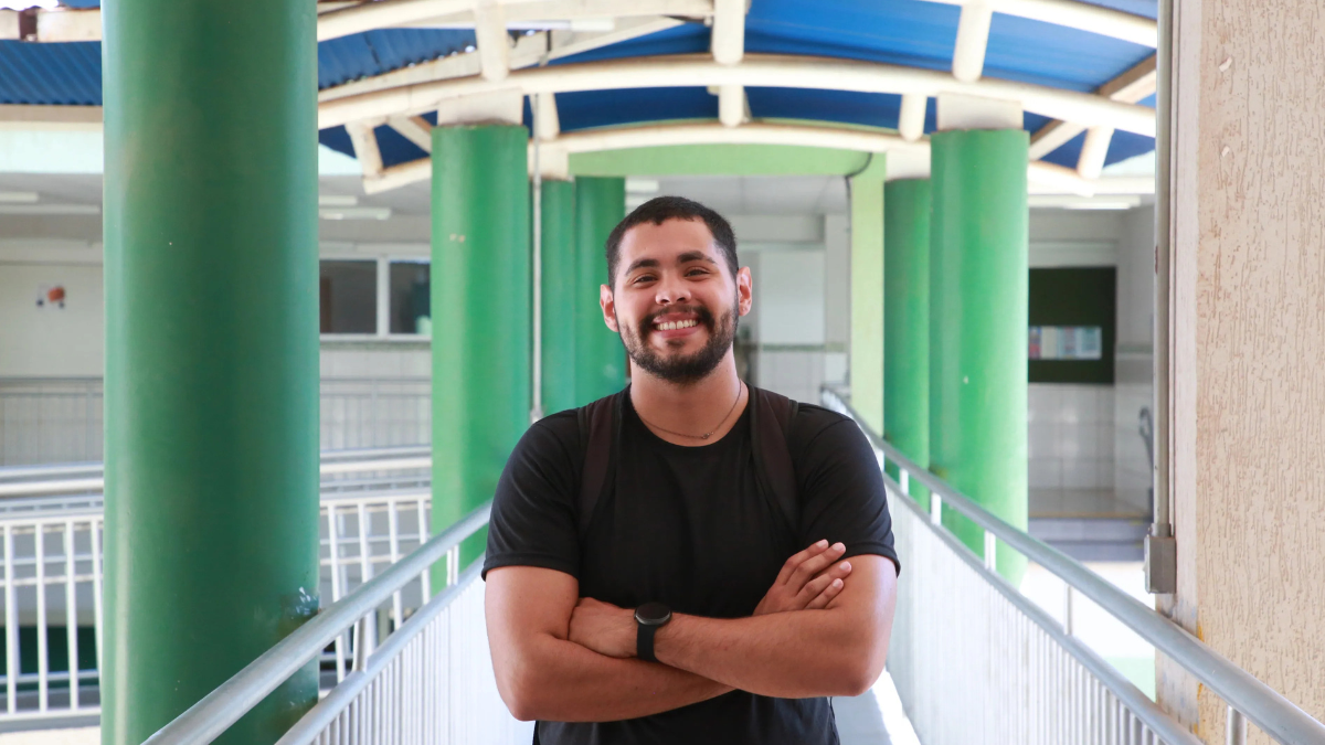 Crédito para ex-estudantes empreendedores pelo Fies Jovem com mochila em ambiente universitário representa programa de crédito para ex-estudantes empreendedores.