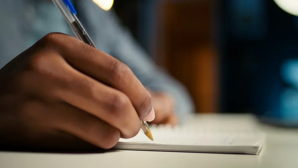 Inep publica gabaritos preliminares da PND 2026; prazo para recursos termina nesta sexta-feira (25) 1 Participante realiza anotações durante preparação para a Prova Nacional Docente (PND) 2026.