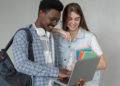 Estudantes com mochila, livros e notebook representam beneficiários do Fies Empreendedor.