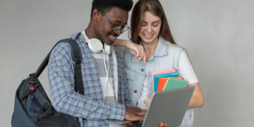 Estudantes com mochila, livros e notebook representam beneficiários do Fies Empreendedor.