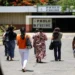 Inep publica gabaritos preliminares da PND 2026; prazo para recursos termina nesta sexta-feira (25) 11 Candidatos caminham em direção ao local de prova da Prova Nacional Docente (PND) representando a aplicação do exame.